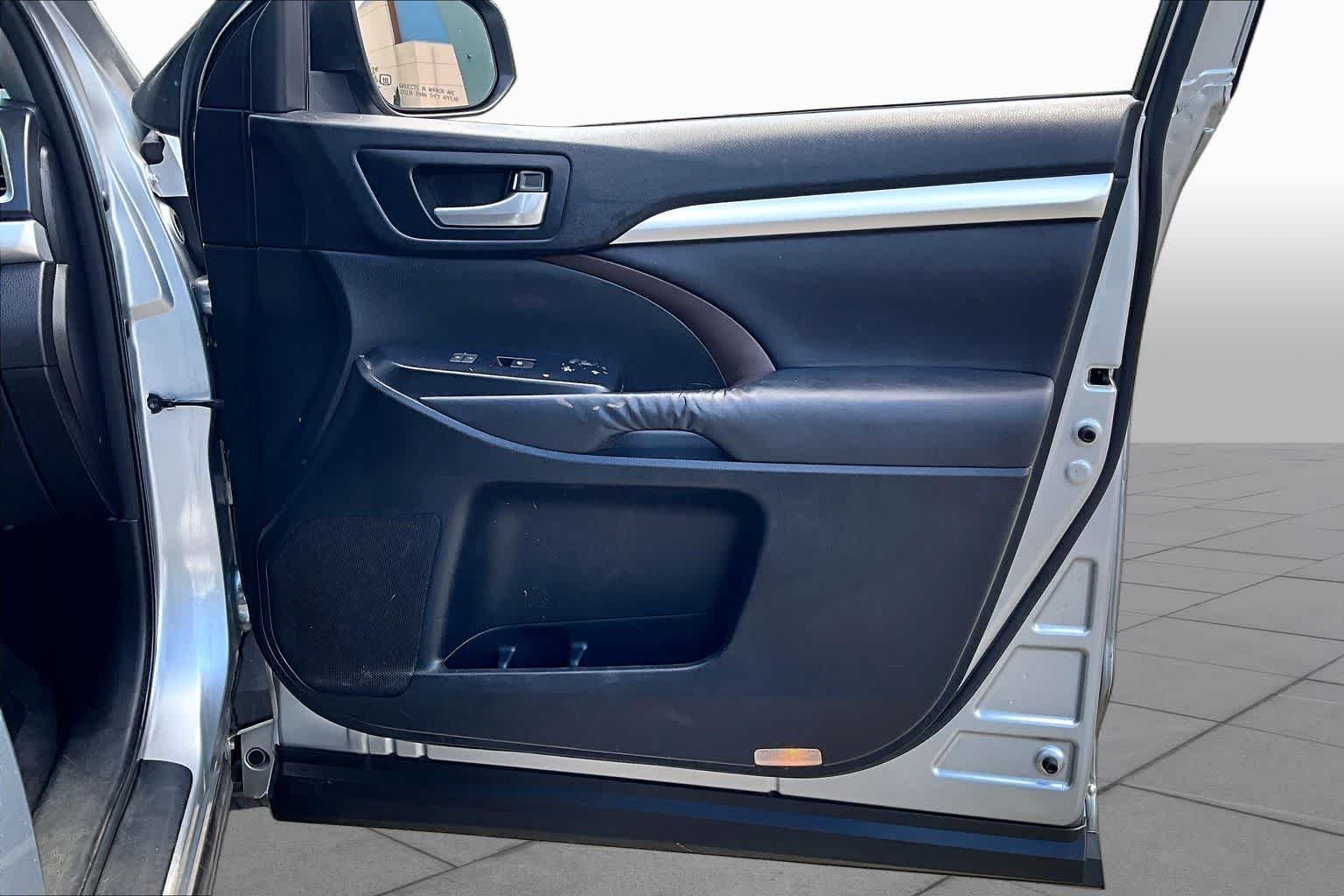 Used 2015 Silver Sky Metallic Toyota XLE image 23