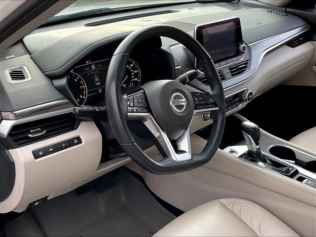Used 2019 White Nissan 2.5 SL image 8