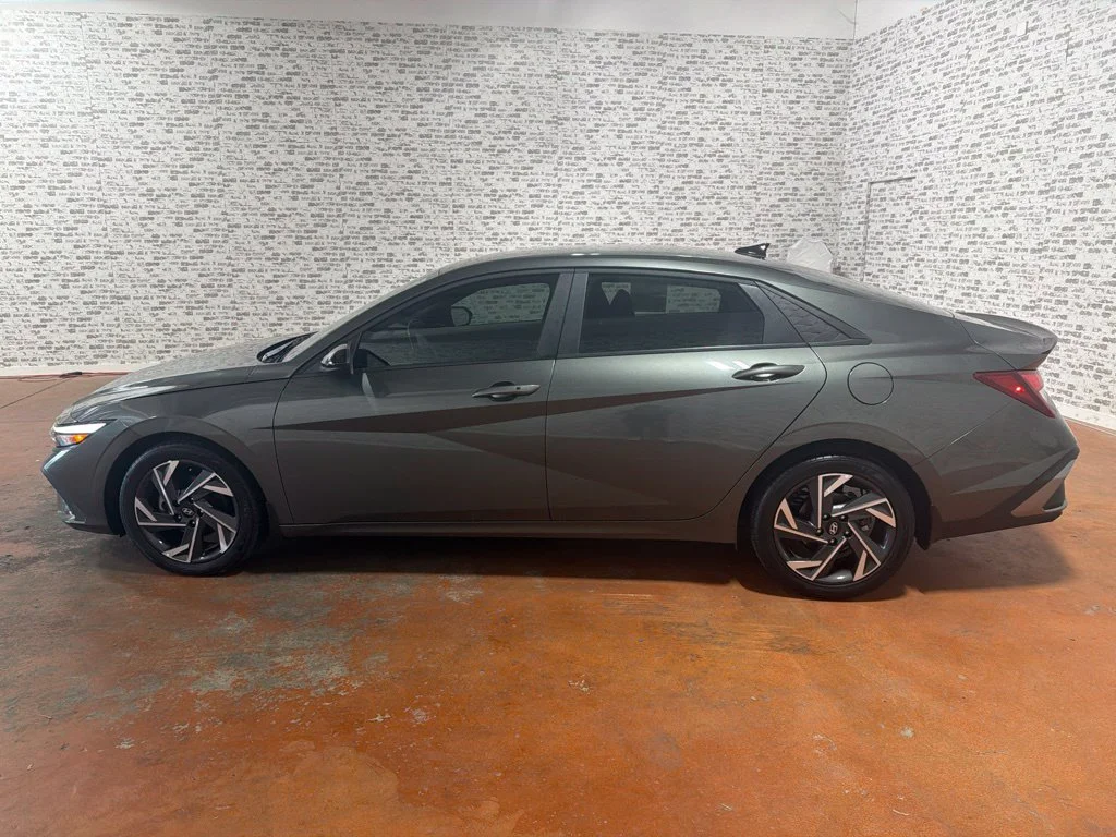 Used 2025 Amazon Gray Hyundai SEL Sport image 4