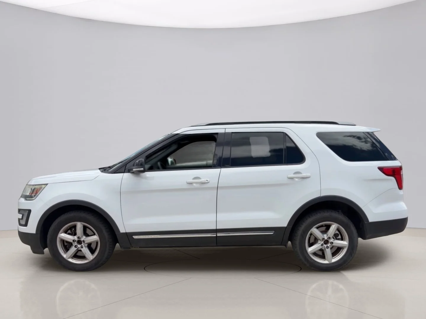Used 2017 White Ford XLT image 2