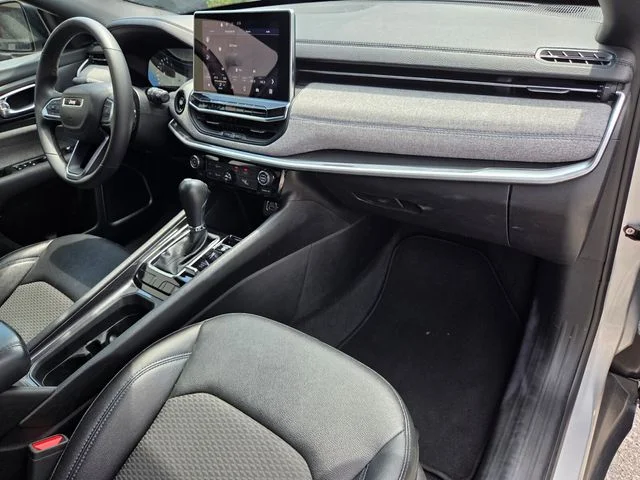 Used 2024 Silver Jeep Latitude image 18
