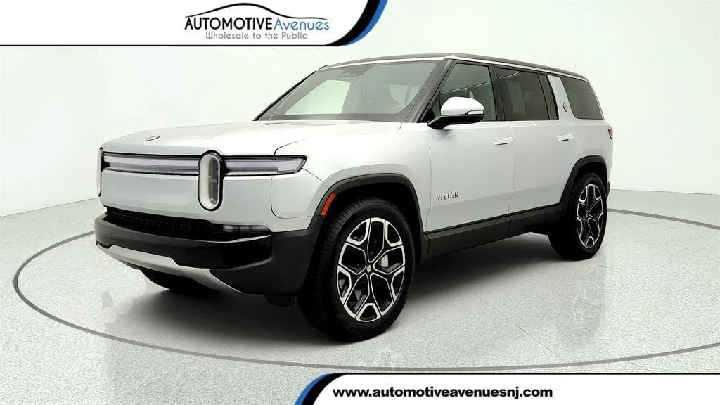 2025 Rivian R1S's photo