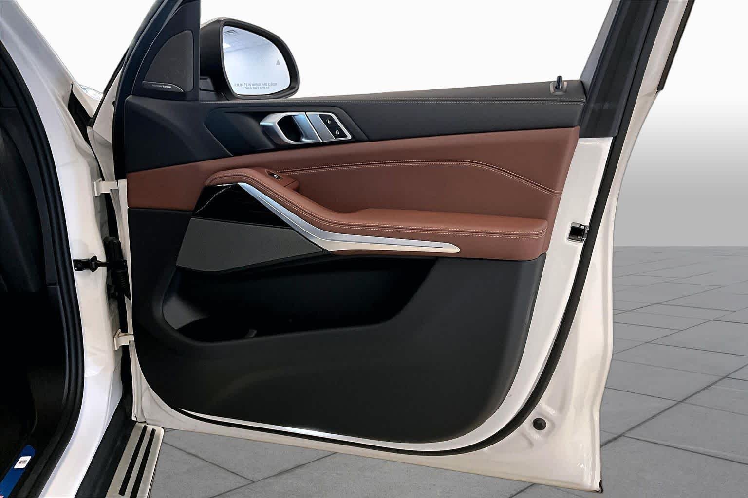 Used 2025 Mineral White Metallic BMW sDrive40i image 21