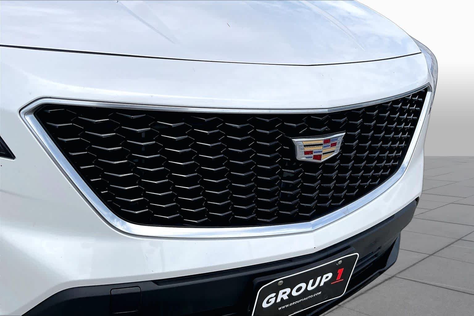 Used 2019 CRYSTAL WHITE TRICOAT Cadillac FWD Sport image 27