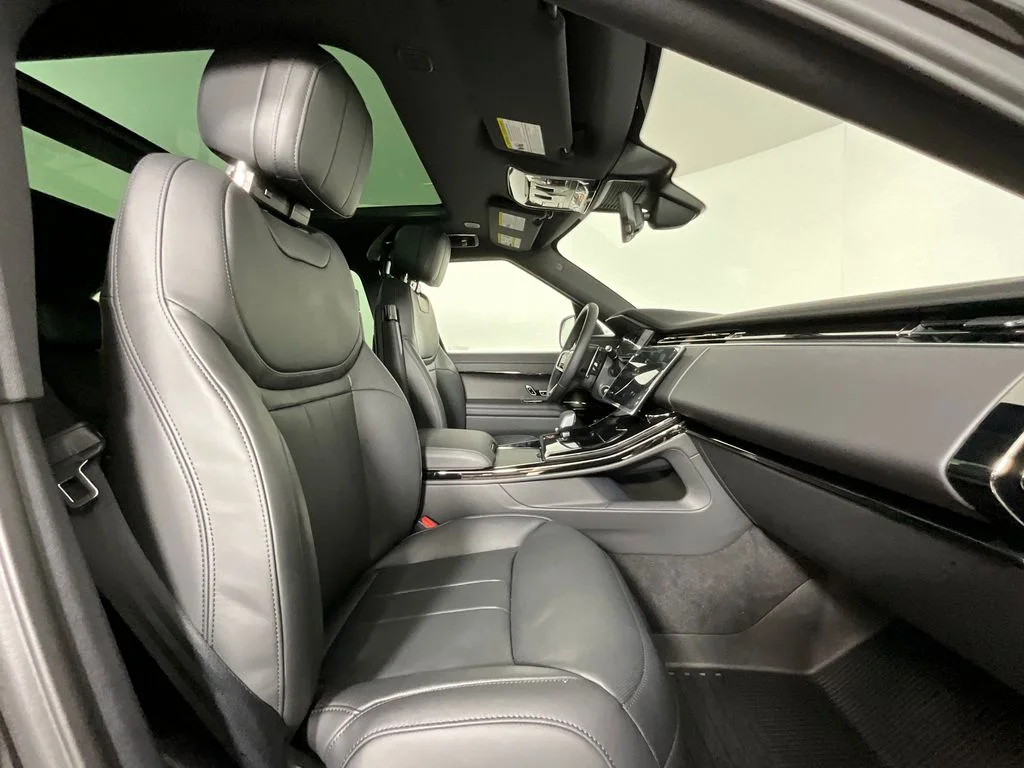New 2026 Santorini Black Land Rover Dynamic SE image 3
