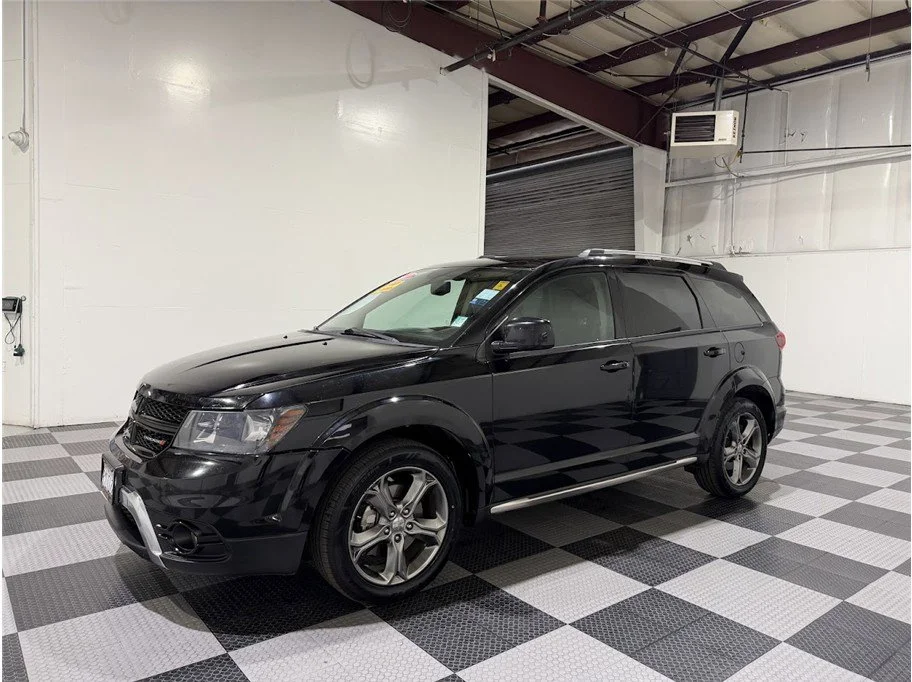 Used 2017 Pitch Black Clearcoat Dodge Crossroad Plus image 8