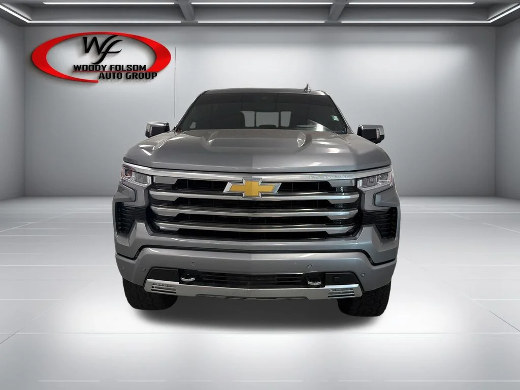 Used 2025 Gray Chevrolet High Country image 2