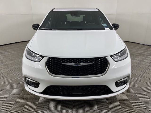 New 2025 Bright White Clear-Coat Exterior Paint Chrysler Select image 3