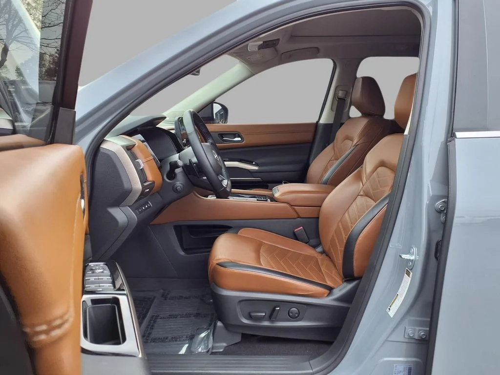 Used 2023 Gray Nissan Platinum image 22