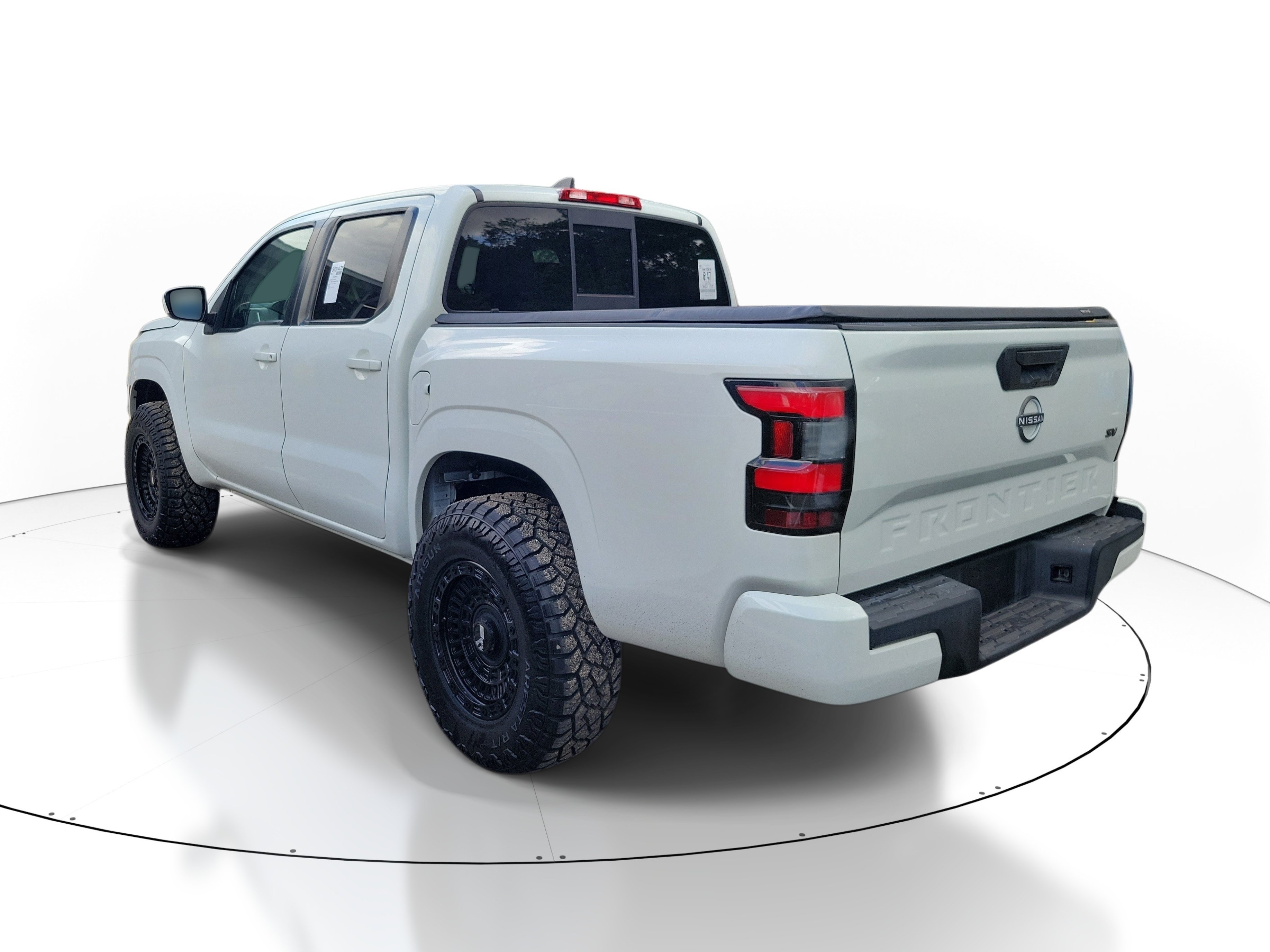 Used 2022 Glacier White Nissan SV image 3
