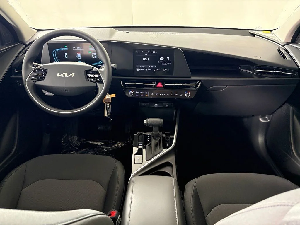 New 2026 Snow White Pearl Kia LX image 37