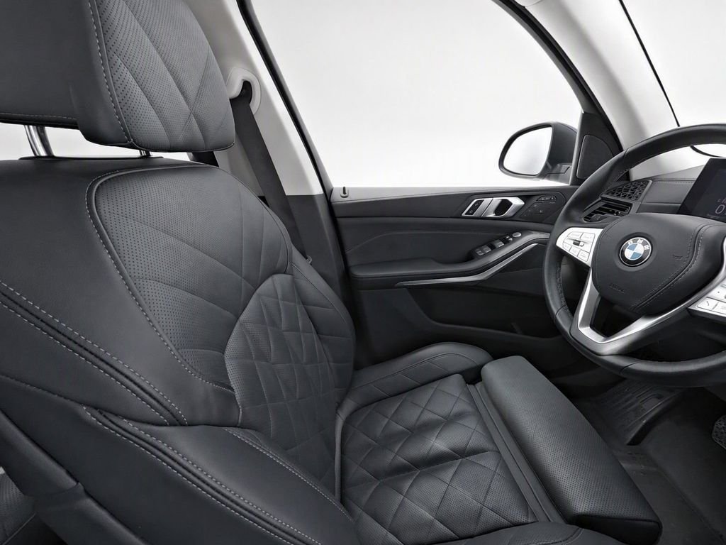 Certified Used 2025 Black Sapphire Metallic BMW xDrive40i image 26