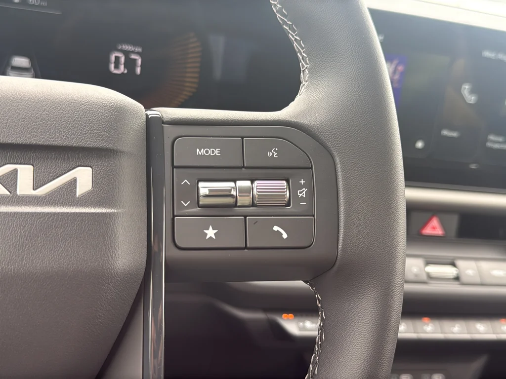New 2027 Snow White Pearl Kia LX image 19