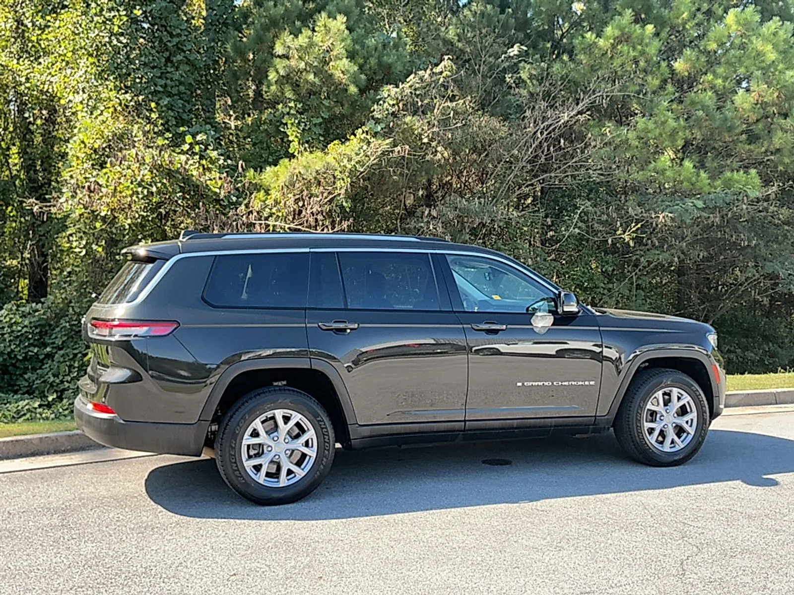 Used 2021 Rocky Mountain Pearlcoat Jeep Limited 4x4 image 2