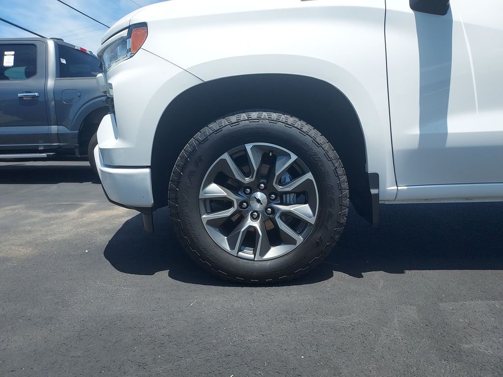Used 2025 White Chevrolet RST image 9