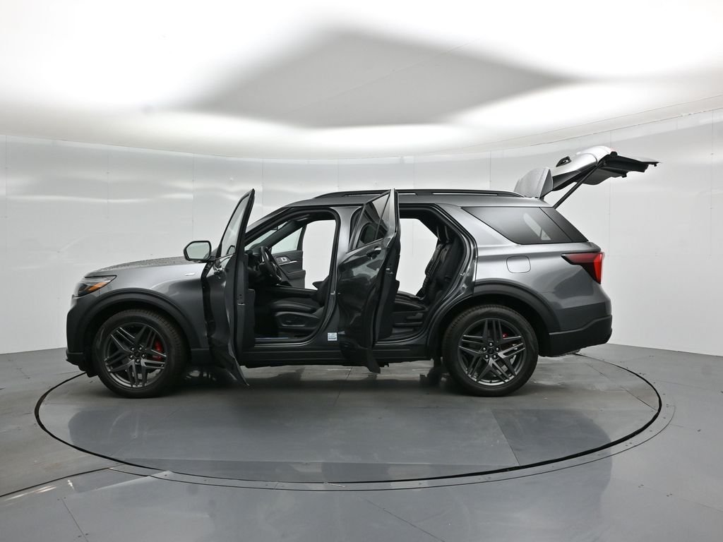 New 2026 Carbonized Gray Metallic Ford ST-Line image 36