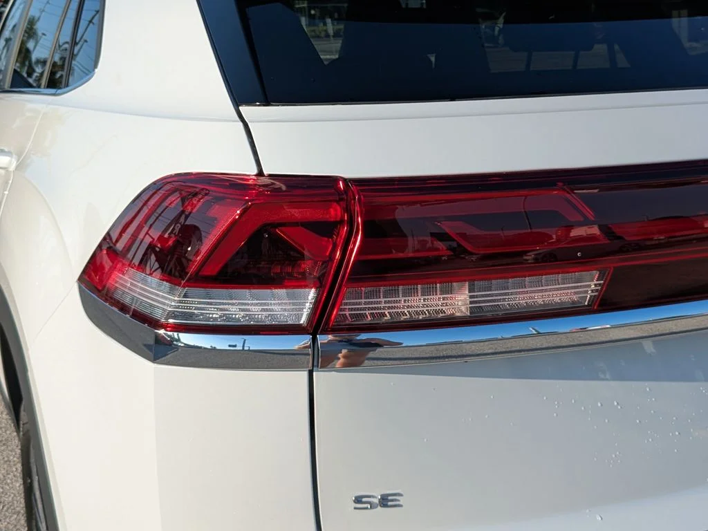 New 2026 White/off-white Volkswagen SE w/Technology image 8