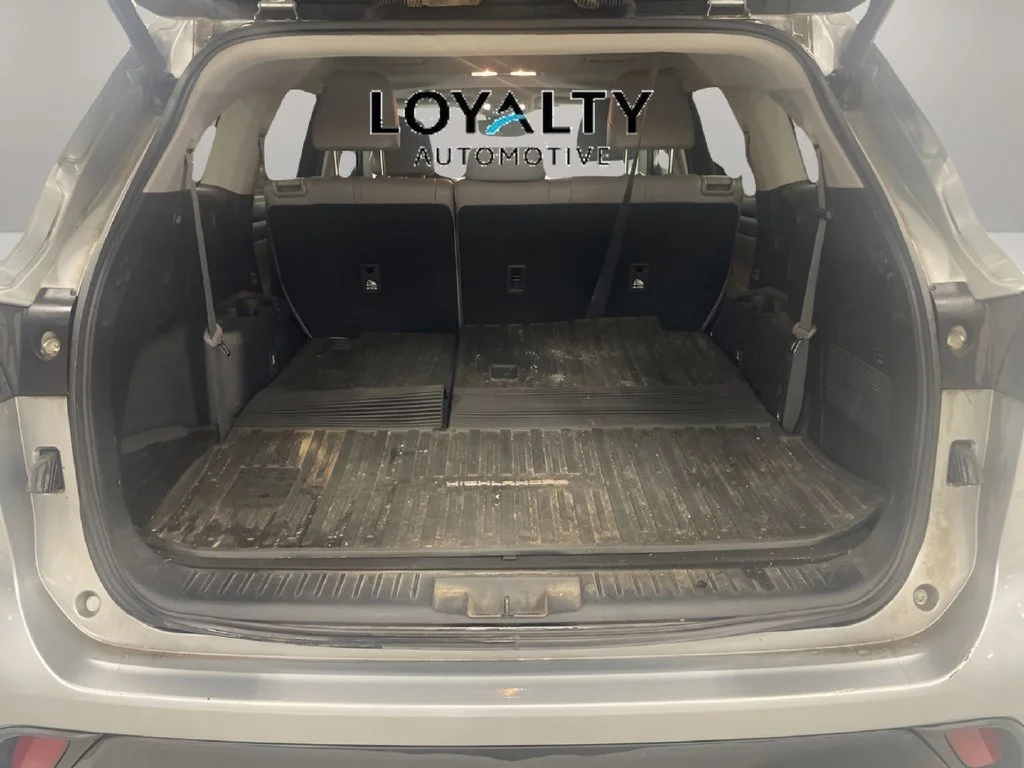 Used 2020 Silver Toyota XLE image 16
