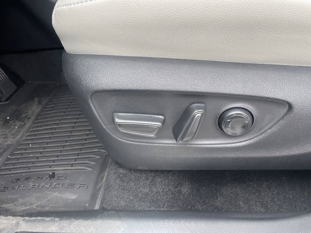 New 2026 Wind Chill Pearl Toyota Platinum image 19