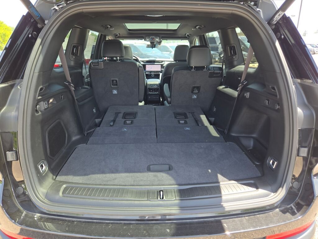 New 2026 Diamond Black Crystal Pearlcoat Jeep Limited image 15
