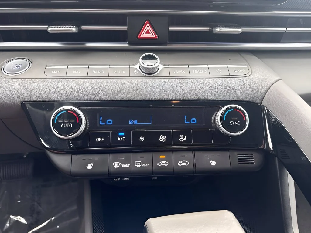 Used 2025 Silver Hyundai SEL Convenience image 18