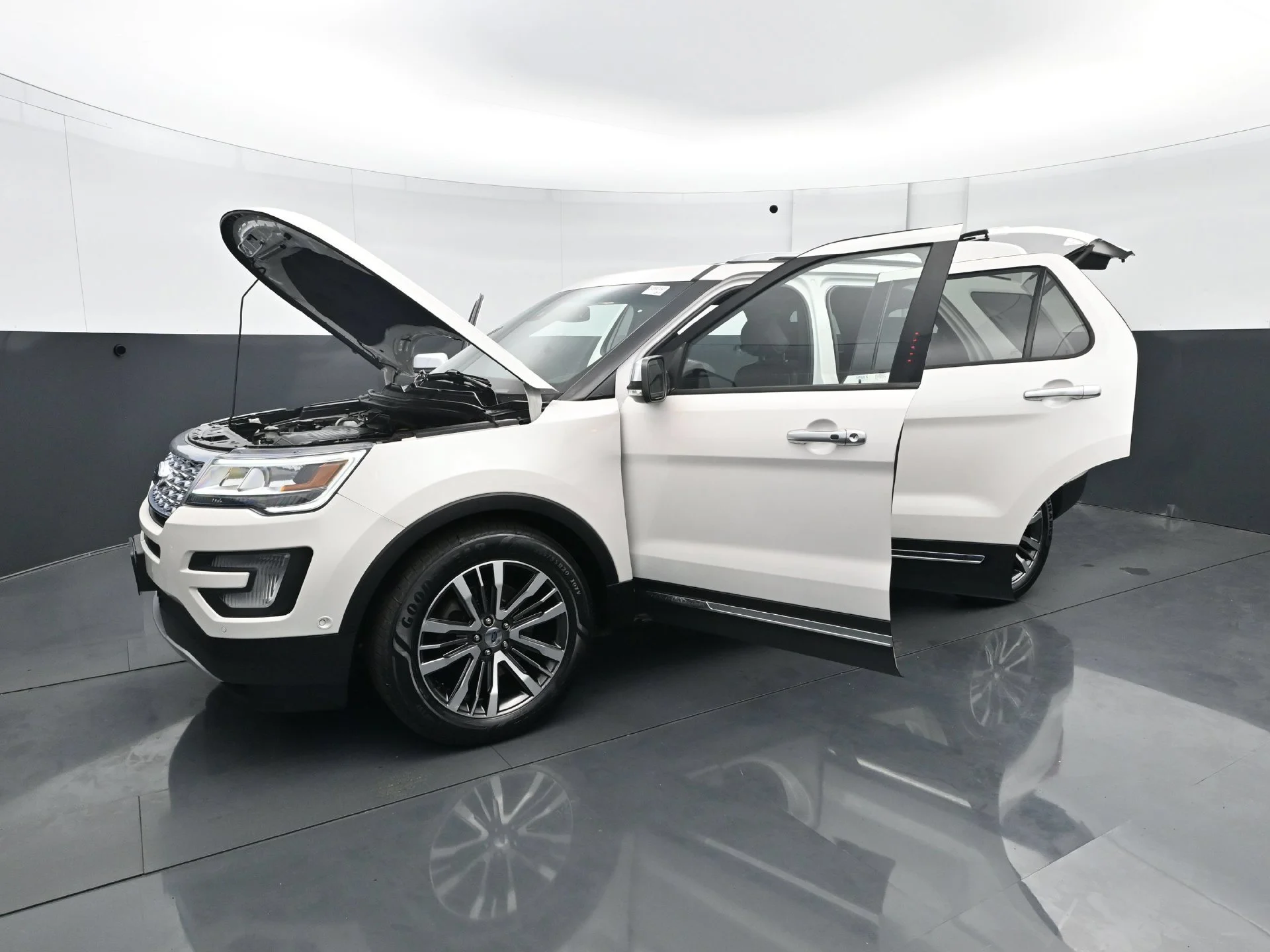 Used 2017  Ford Platinum image 30