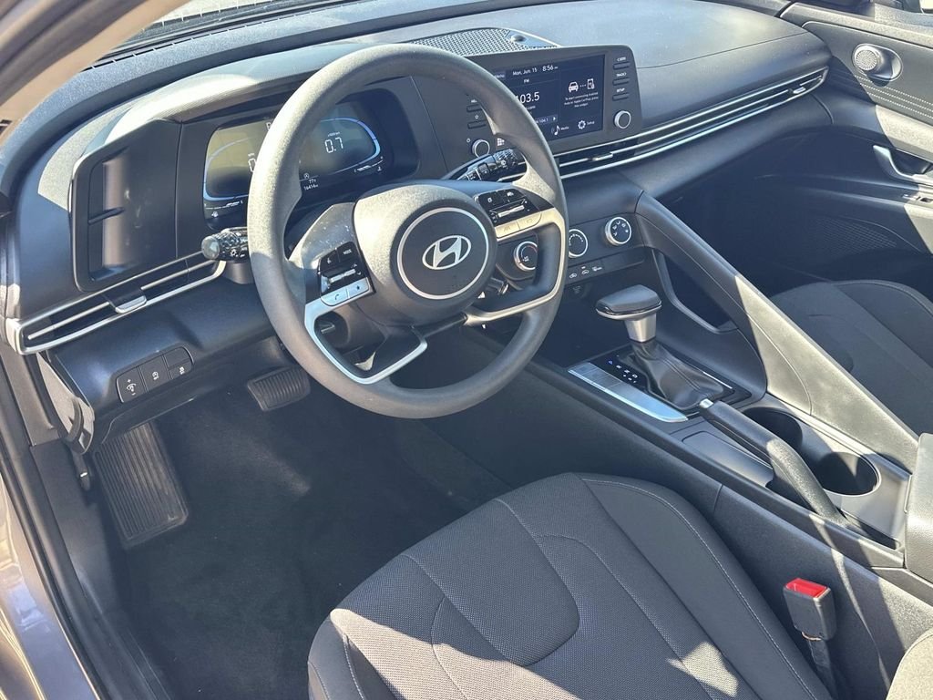 Used 2024  Hyundai SE image 2