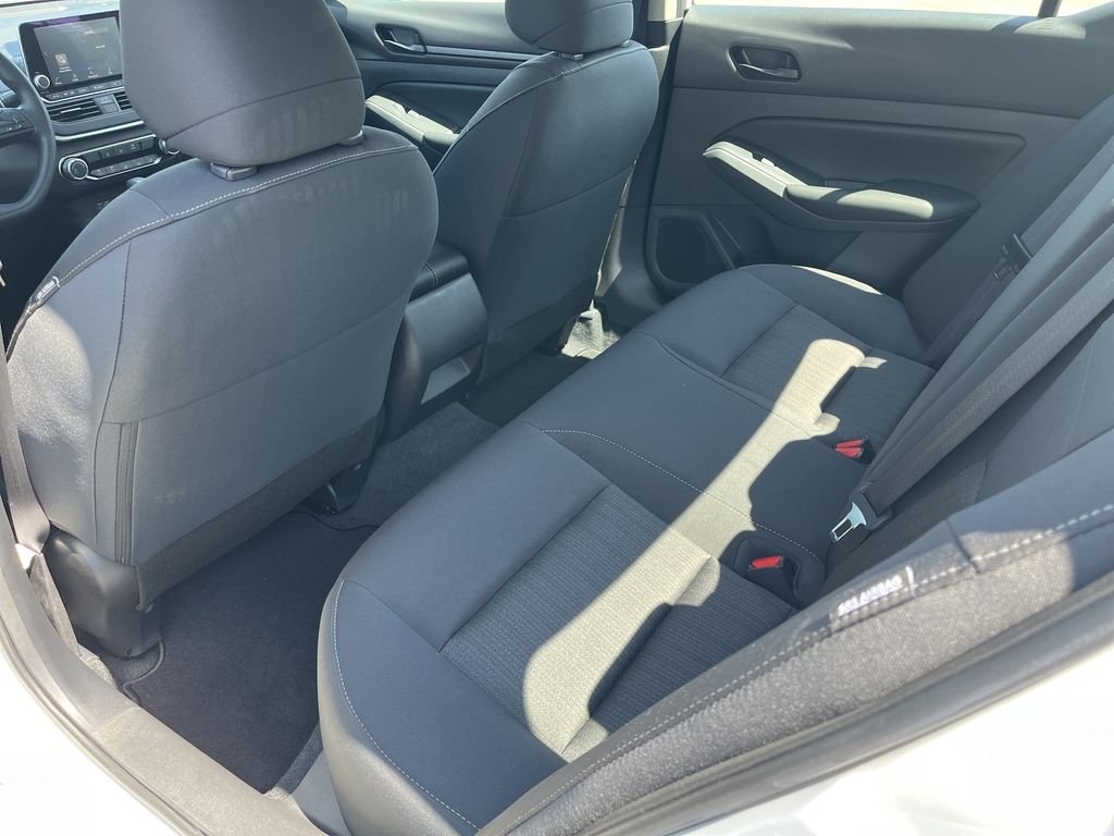 Used 2025 Glacier White Nissan 2.5 S image 31