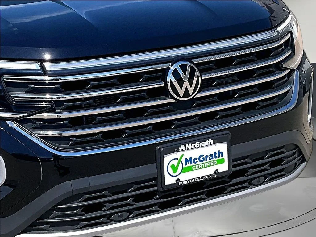 Used 2025 Black Volkswagen 2.0T SE w/Technology image 36