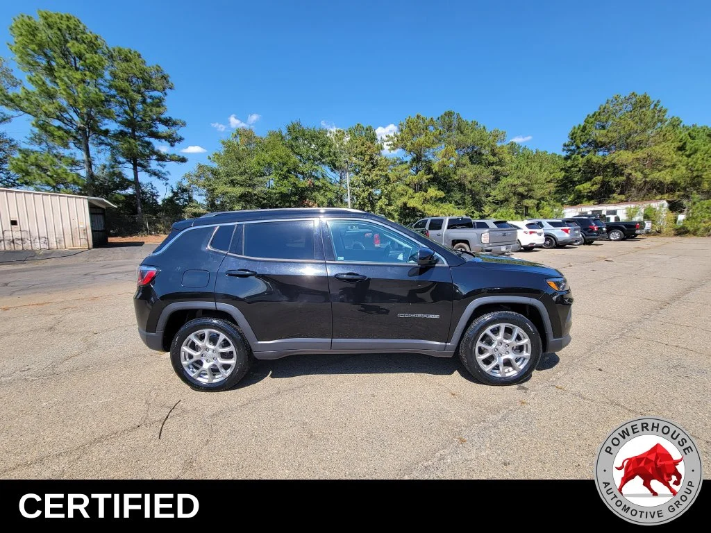 Used 2022 Black Jeep Latitude Lux image 8