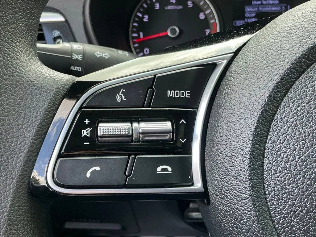 Used 2020 White Kia LX image 30