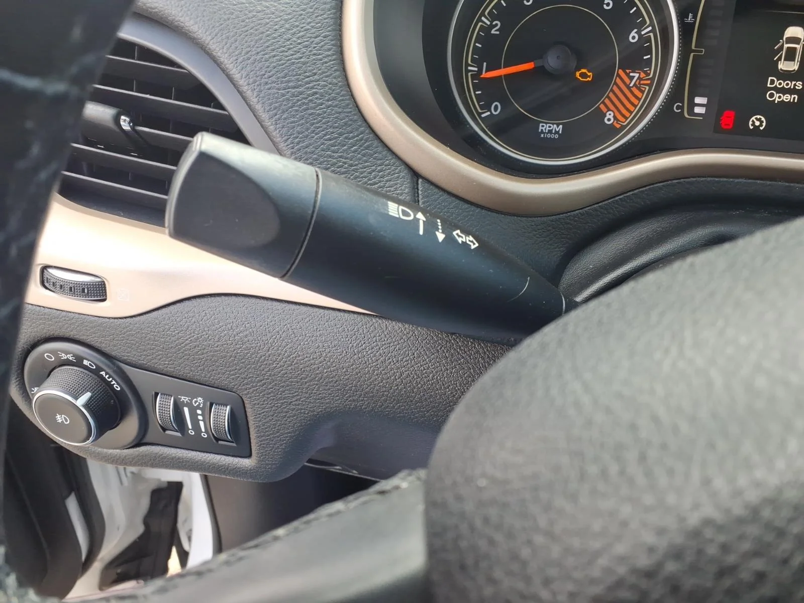 Used 2015 White Jeep 4WD 4DR LATITUDE image 18