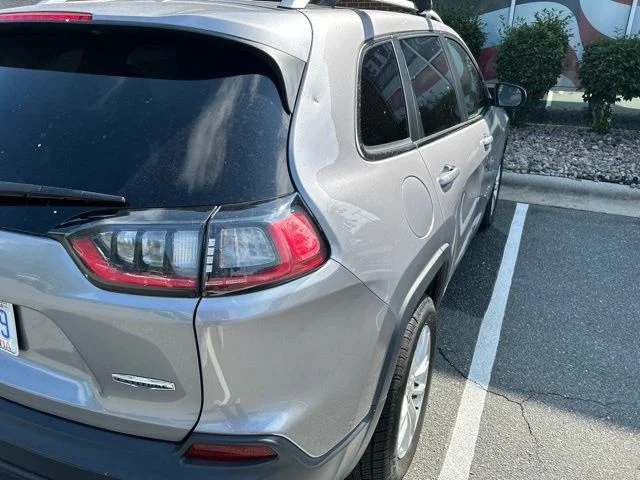 Used 2019 Silver Jeep Latitude image 7