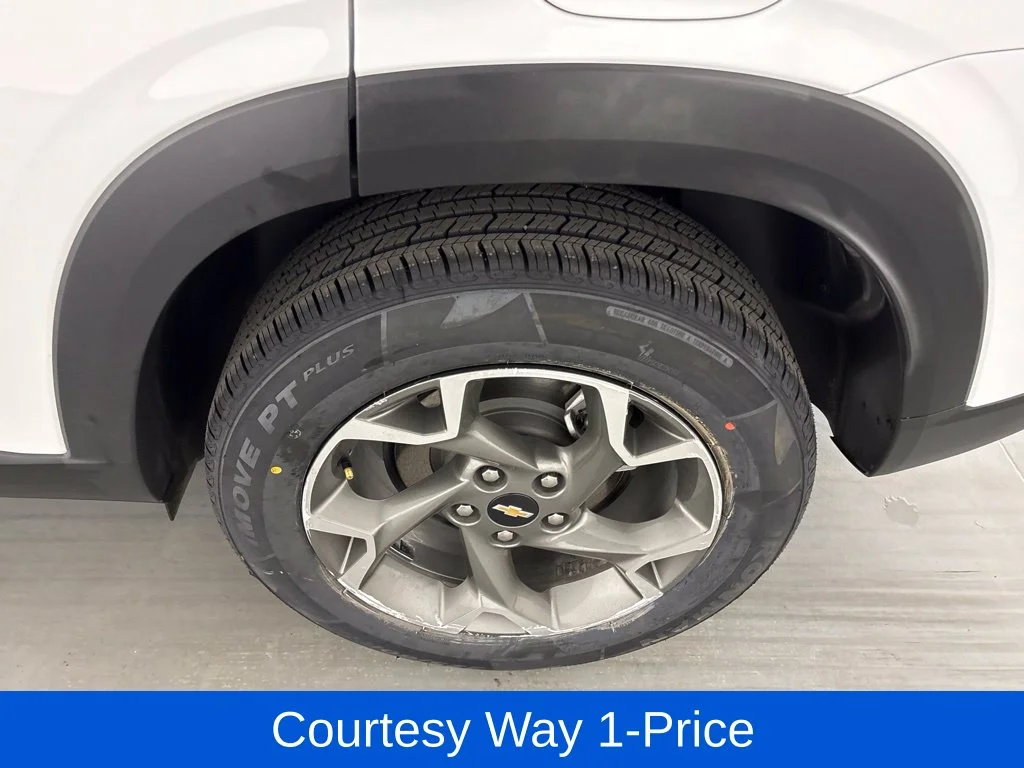 Used 2025 White Chevrolet LT image 13