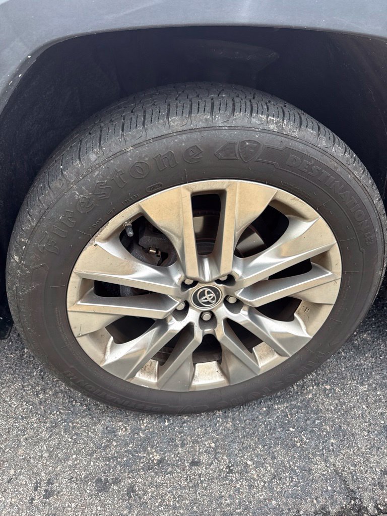 Used 2019 Red Toyota XLE Premium image 5