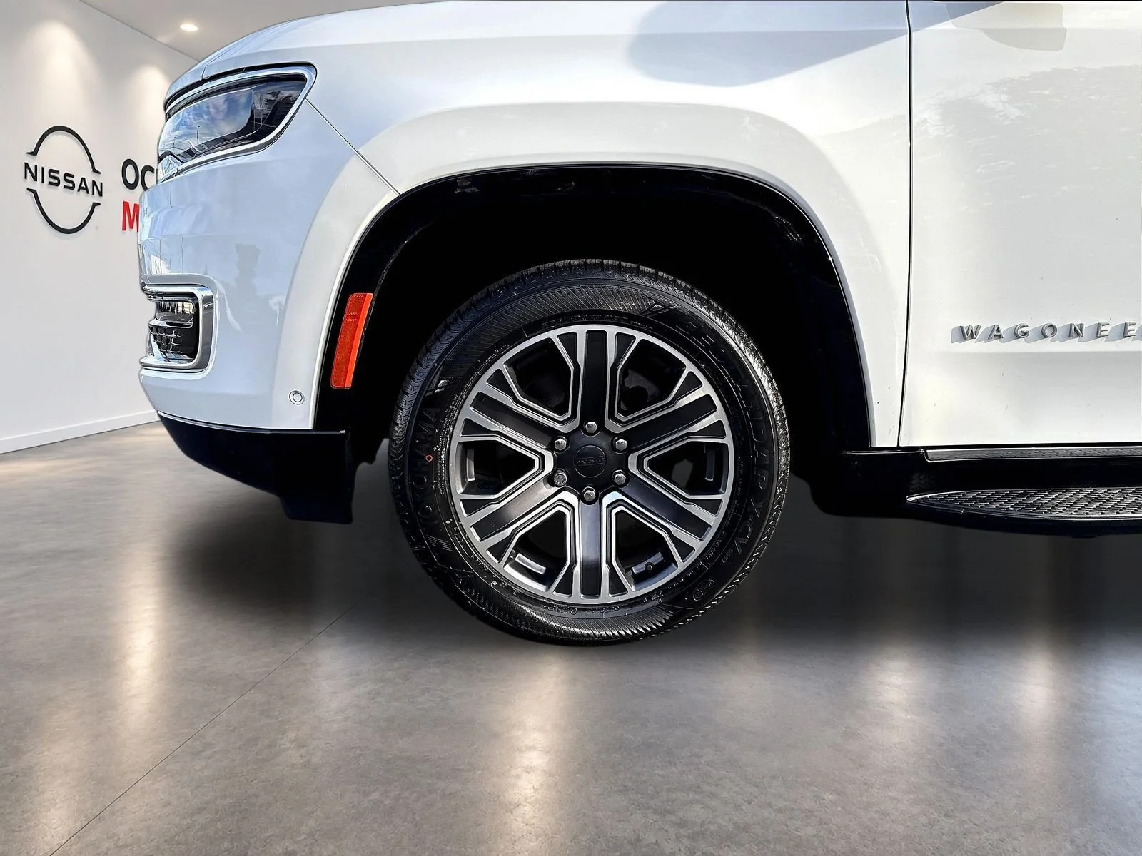 Used 2023 Bright White Clearcoat Jeep Base image 37