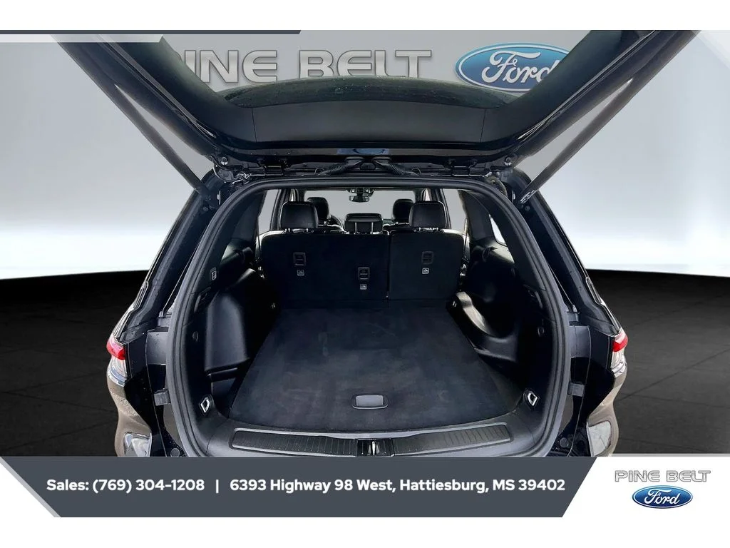 Used 2022 Diamond Black Crystal Pearlcoat Jeep Altitude image 21