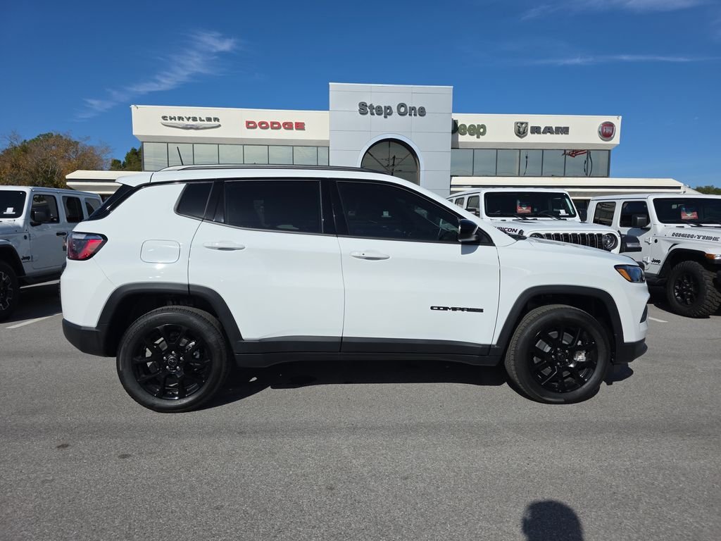 New 2026 Bright White Clear-Coat Exterior Paint Jeep Latitude image 4