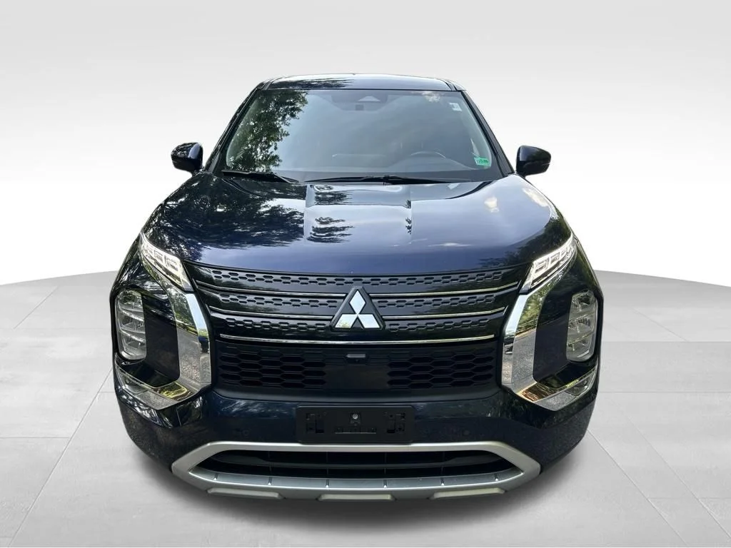 Used 2024 Black Mitsubishi SE image 8