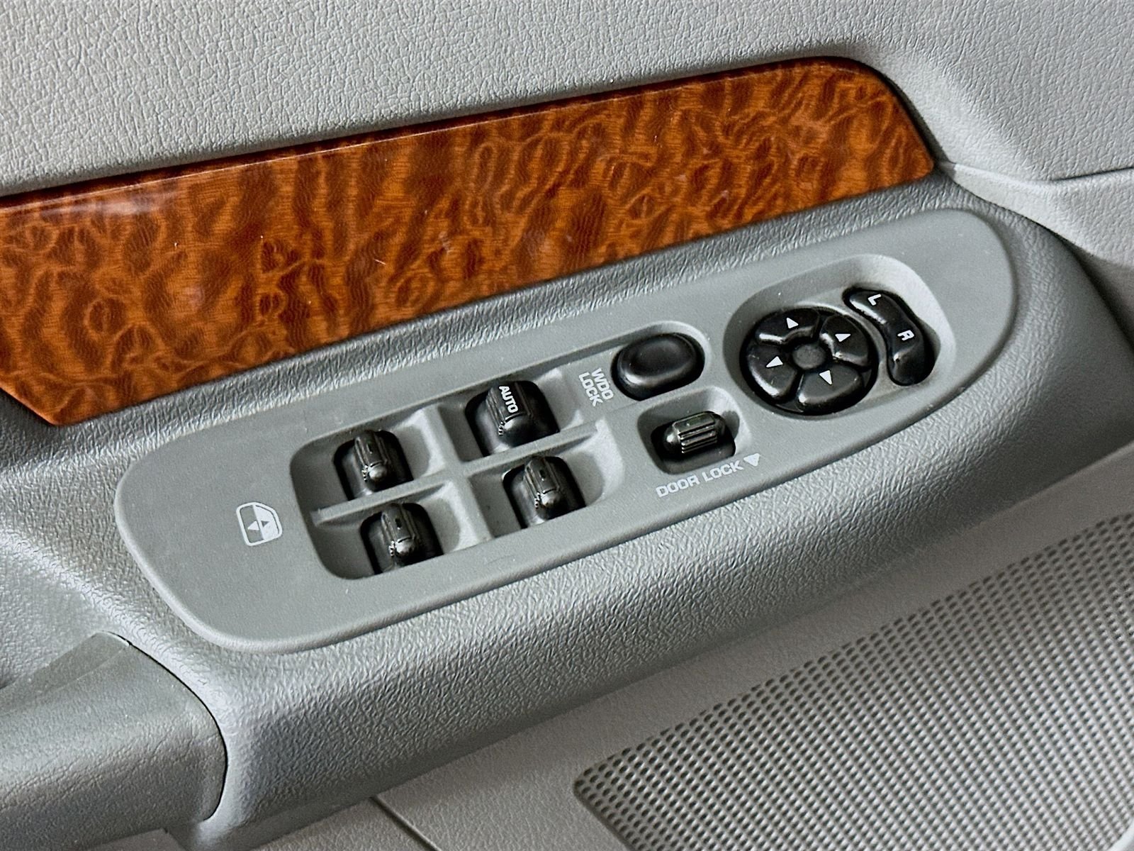 Used 2006 Bright Silver Metallic Dodge SLT image 16