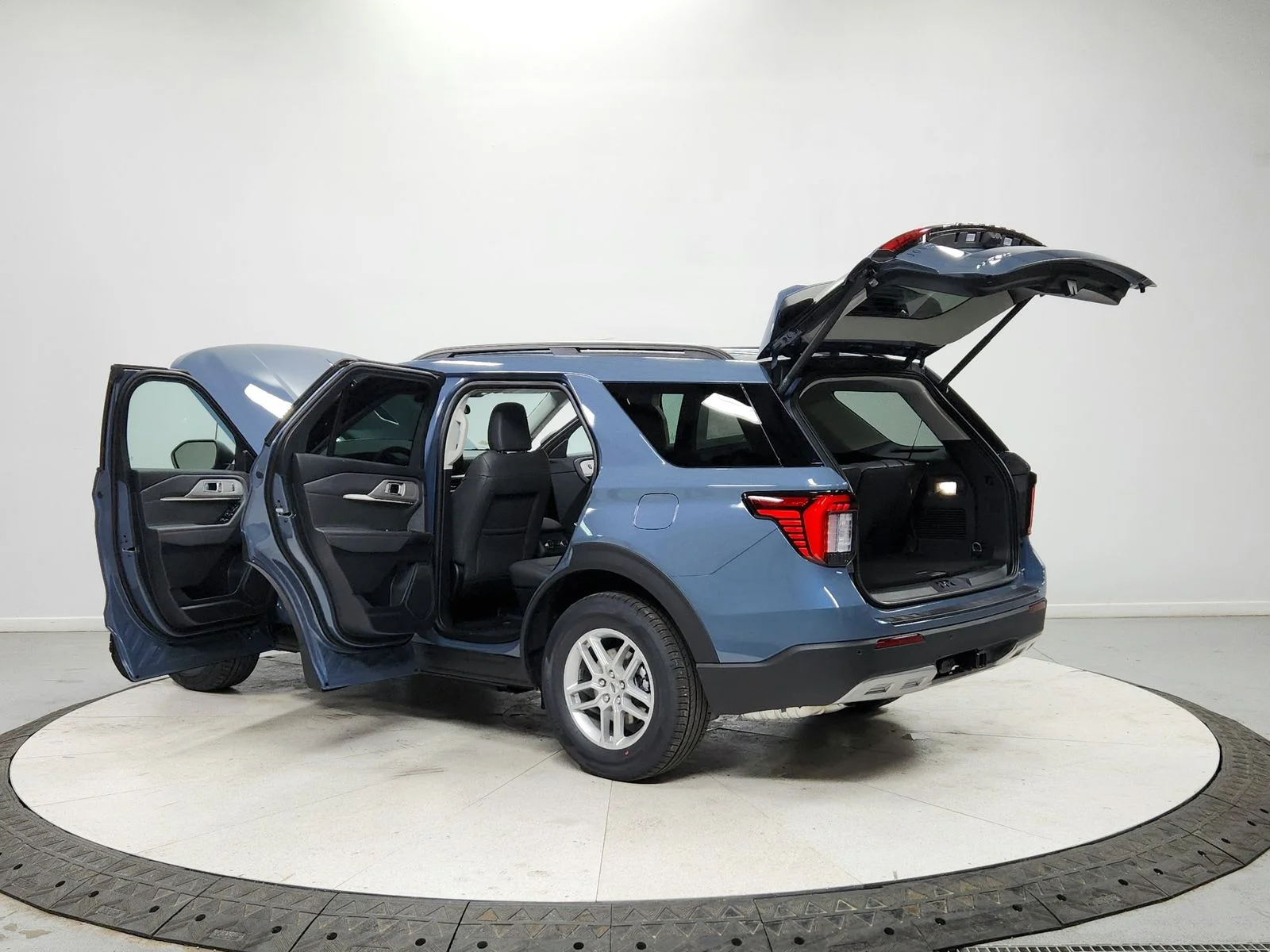 Used 2026 Vapor Blue Metallic Ford Active image 13