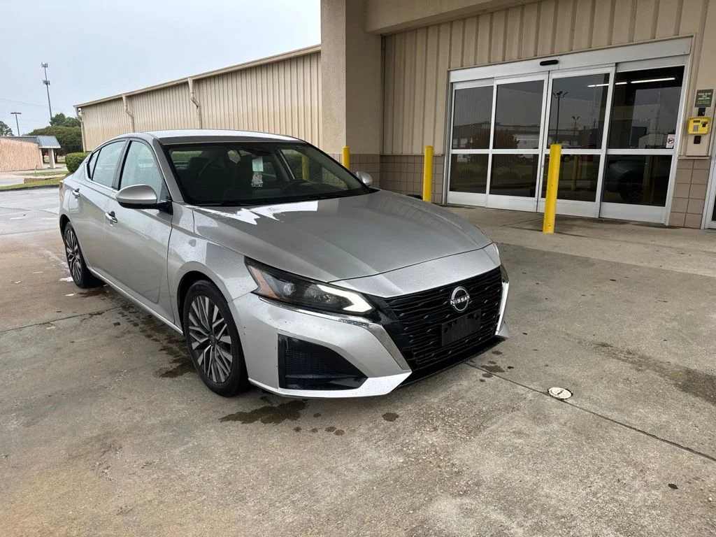 Certified Used 2023 Silver Nissan 2.5 SV image 1