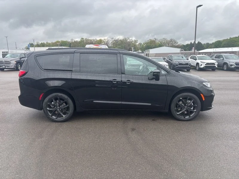 2026 Chrysler Pacifica Limited - Photo 2