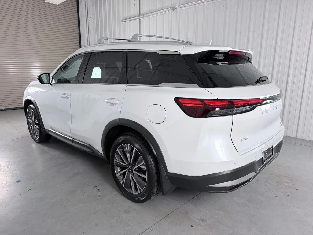 New 2027 RADIANT WHITE INFINITI Luxe FWD image 5