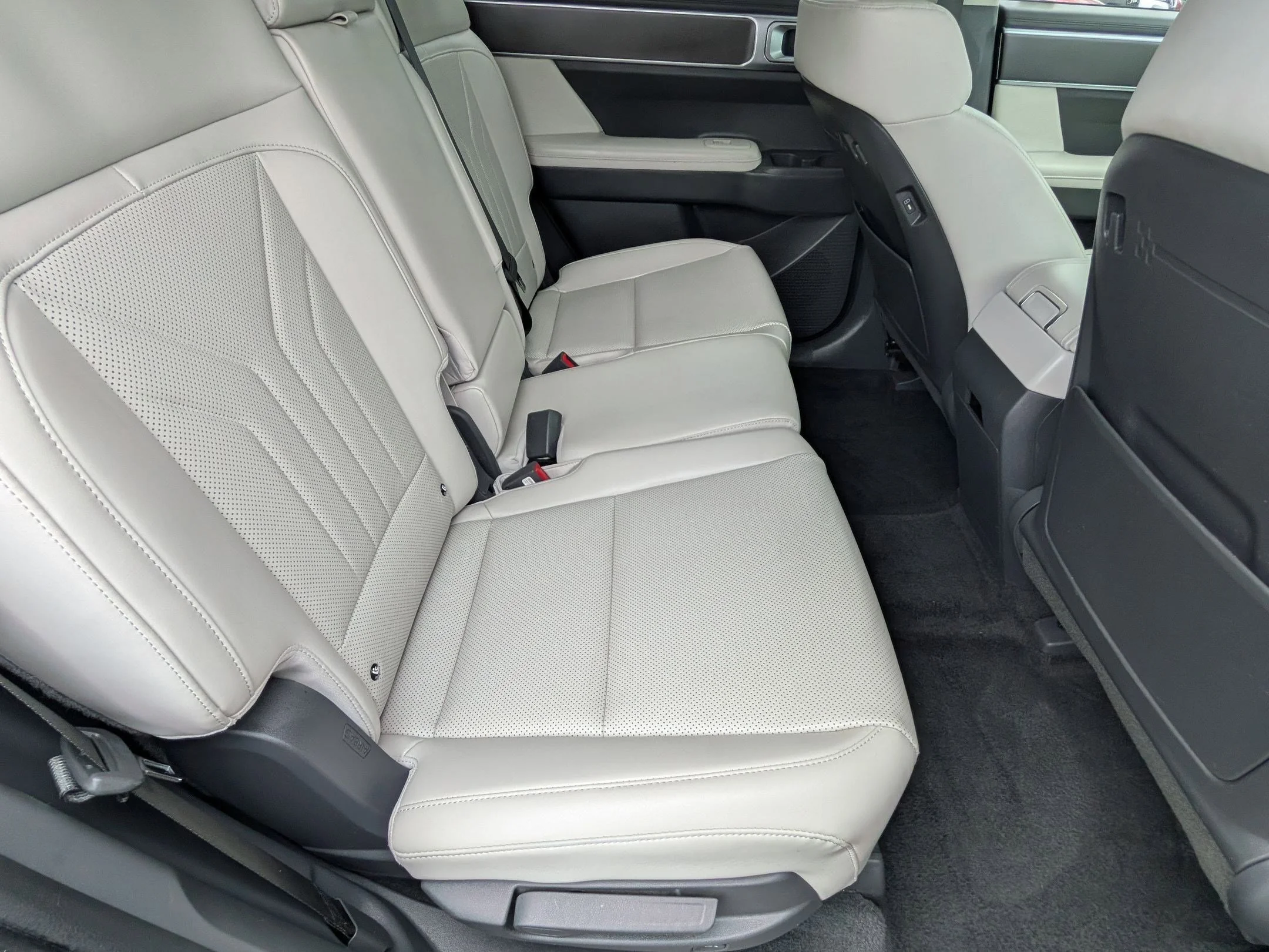Used 2025 Shimmering Silver Pearl Hyundai SEL image 24