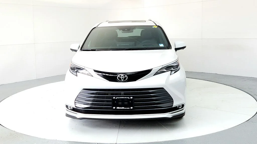 New 2026 Wind Chill Pearl Toyota Platinum image 8
