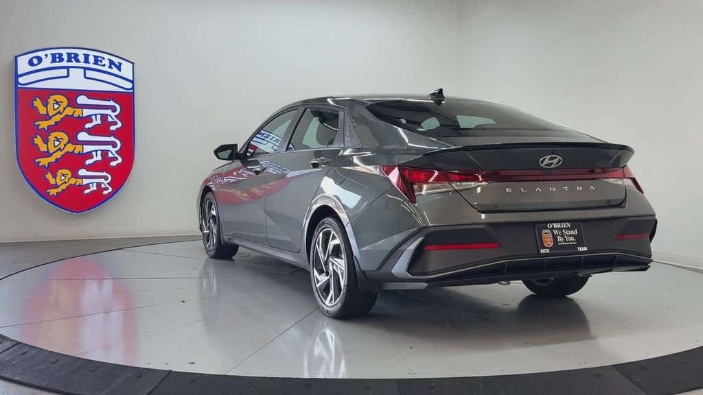Used 2025 Gray Hyundai SEL Sport image 6