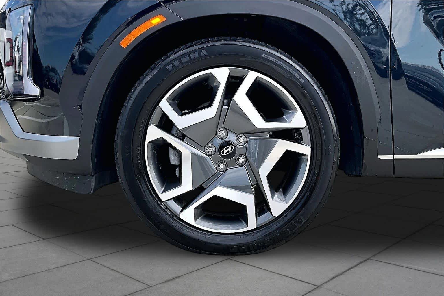 Used 2024 Moonlight Cloud Hyundai SEL 8P image 11