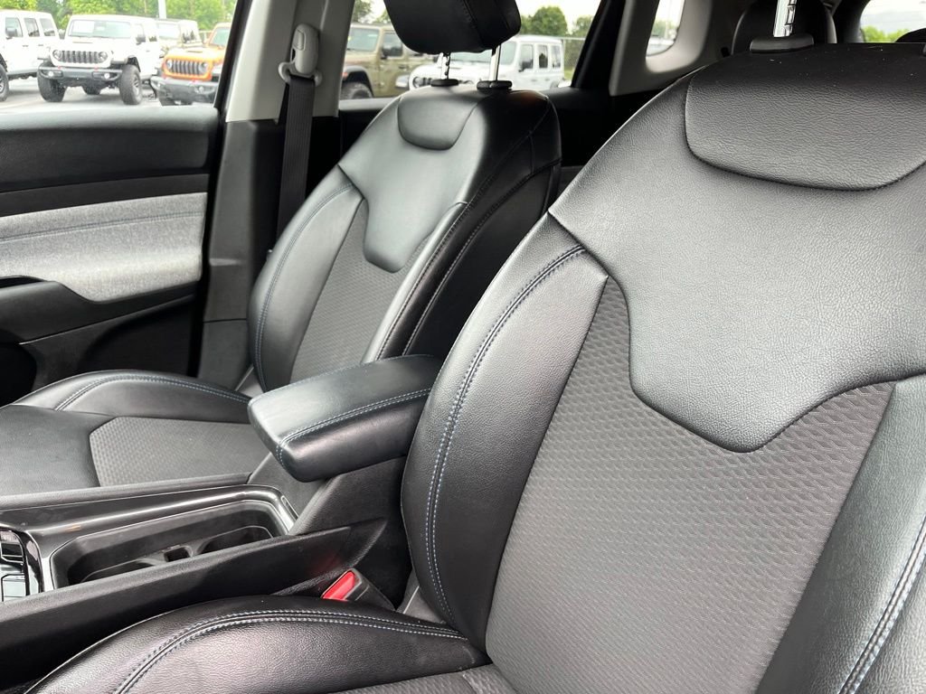 Used 2022 Crystal Metallic Jeep Latitude image 4
