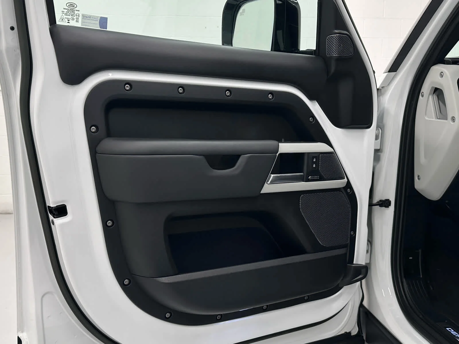 Used 2023 Fuji White Land Rover X-Dynamic SE image 23